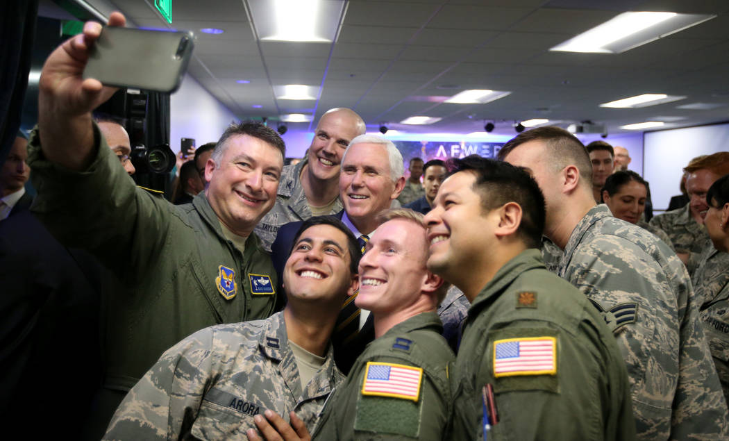 El teniente coronel Dave Hardin, a la izquierda, se toma una selfie con el vicepresidente Mike Pence en la inauguración de AFWERX Vegas, un espacio de trabajo para el programa de la Fuerza Aérea ...