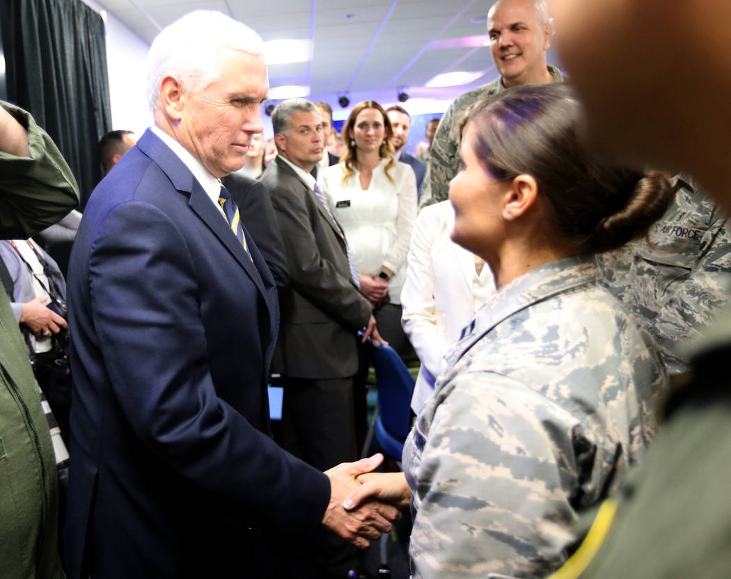 El Vicepresidente Mike Pence estrecha la mano del Capitán K. Austin DeLorme en la inauguración de AFWERX Vegas, un espacio de trabajo para el programa de la Fuerza Aérea que fomenta los comprom ...