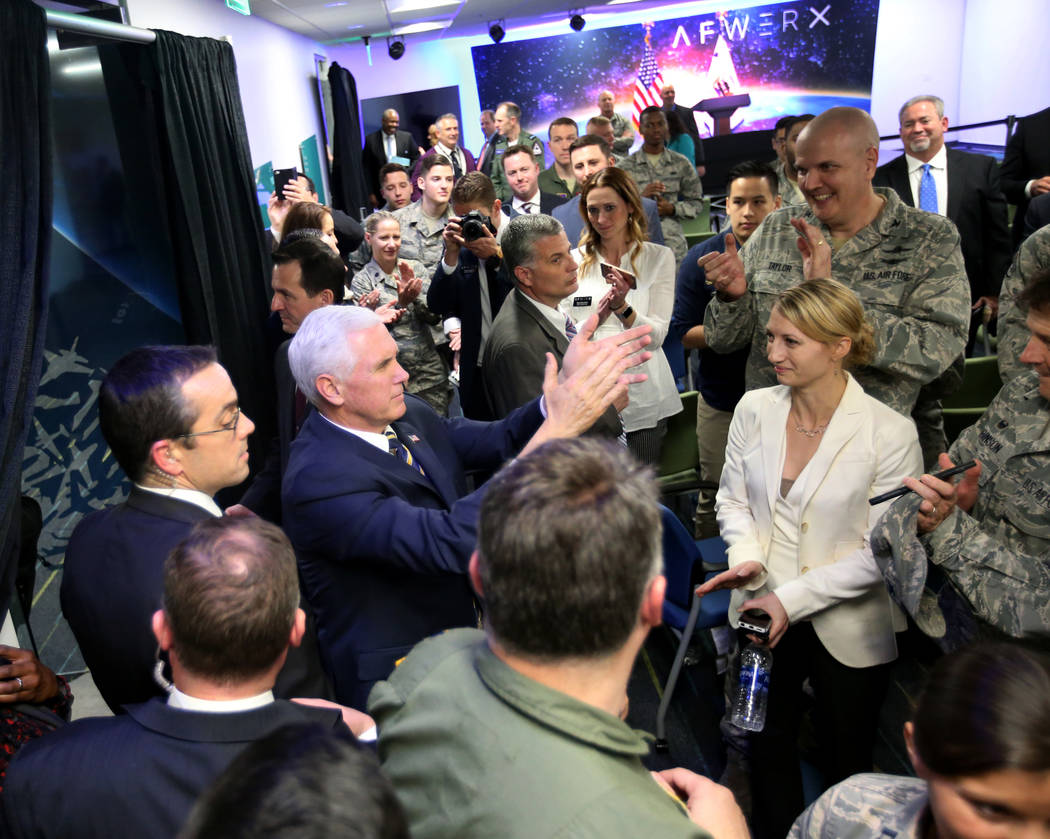 El vicepresidente Mike Pence aplaude a los aviadores y sus familias en la inauguración de AFWERX Vegas, un espacio de trabajo para el programa de la Fuerza Aérea que fomenta los compromisos de i ...