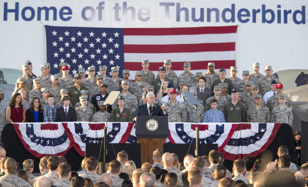 El vicepresidente de los Estados Unidos, Mike Pence, habla a los aviadores durante una visita a la Base de la Fuerza Aérea Nellis cerca de Las Vegas, Nevada, el jueves 11 de enero de 2018. Richar ...
