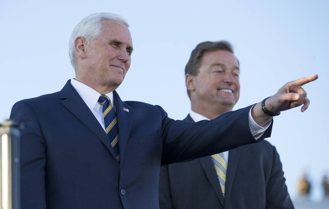 El vicepresidente de Estados Unidos Mike Pence, a la izquierda, y el senador de Nevada Dean Heller reconocen a la multitud antes de hablar con los aviadores durante su visita a la Base Aérea Nell ...