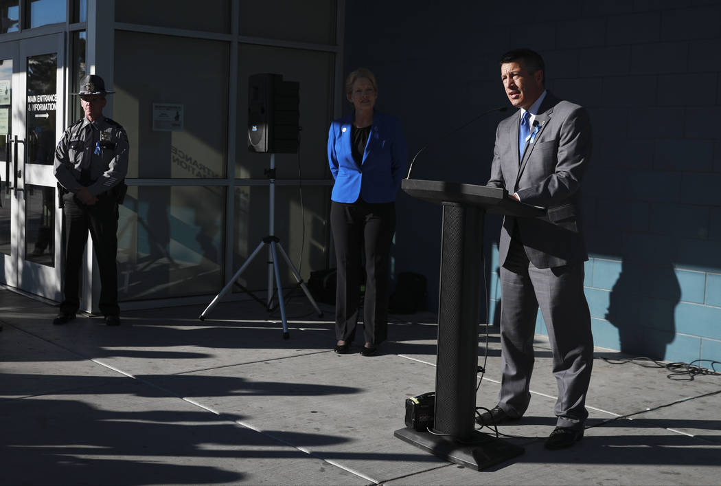 El gobernador Brian Sandoval anuncia la asociación del Departamento de Vehículos Motorizados de Nevada con la Campaña Azul del Departamento de Seguridad Nacional para crear conciencia sobre la  ...