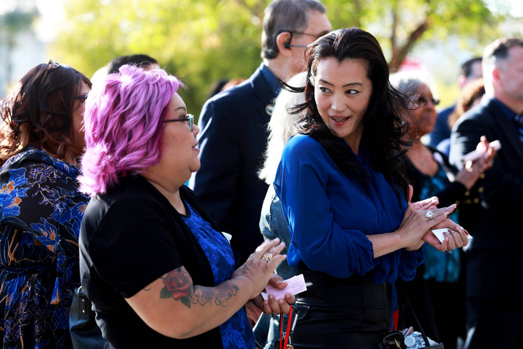 Kristin Forsberg, a la derecha, habla con otro asistente durante la asociación del Departamento de Vehículos Motorizados de Nevada con la Campaña Azul del Departamento de Seguridad Nacional par ...
