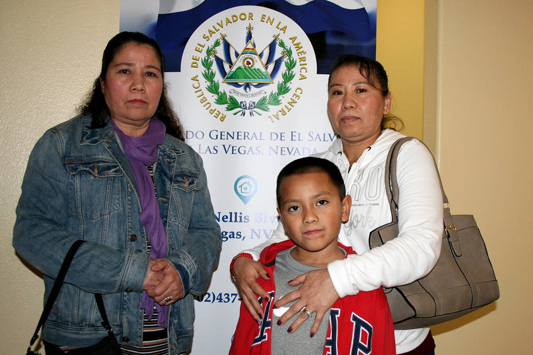 Las salvadoreñas Rosa y Gladys y el hijo de ésta, luego de participar en evento del Consulado de El Salvador. | Foto Valdemar González / El Tiempo.