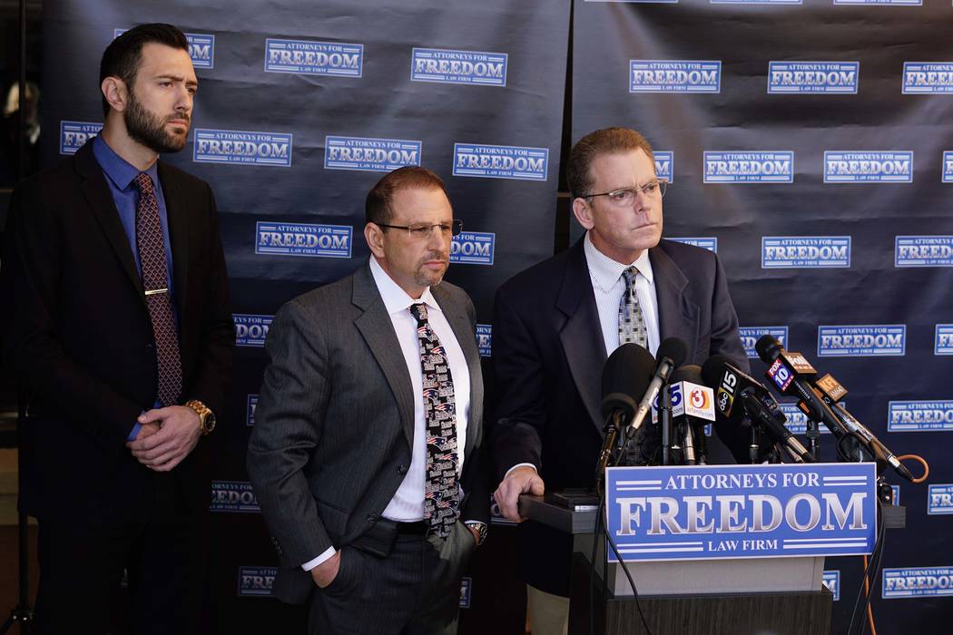 Douglas Haig, a la derecha, el hombre que fue identificado esta semana como una "persona de interés" en la investigación de tiroteo en Las Vegas, habla en una conferencia de prensa con su abogad ...