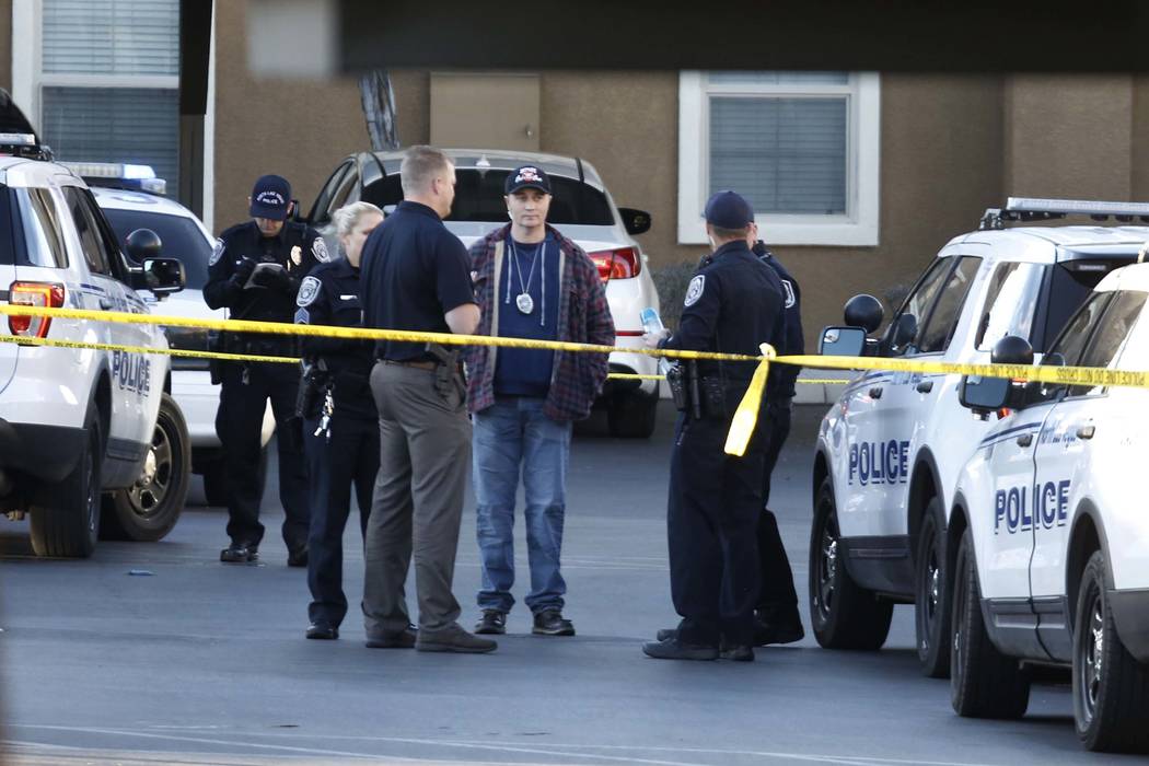 La policía de North Las Vegas investiga un tiroteo mortal la mañana del viernes 2 de febrero de 2018 en Colonial Grand en los departamentos de Desert Vista en 3305 E. Rome Blvd., en North Las Ve ...