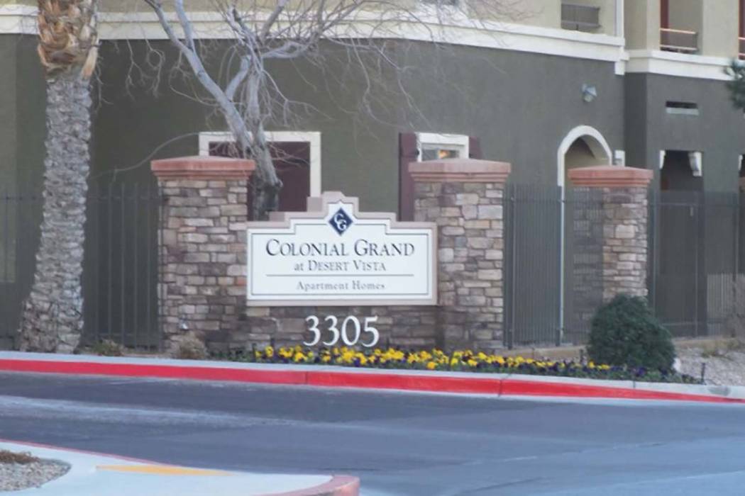 La policía de North Las Vegas investiga un tiroteo mortal la mañana del viernes 2 de febrero de 2018 en Colonial Grand en los departamentos de Desert Vista en 3305 E. Rome Blvd., en North Las Ve ...