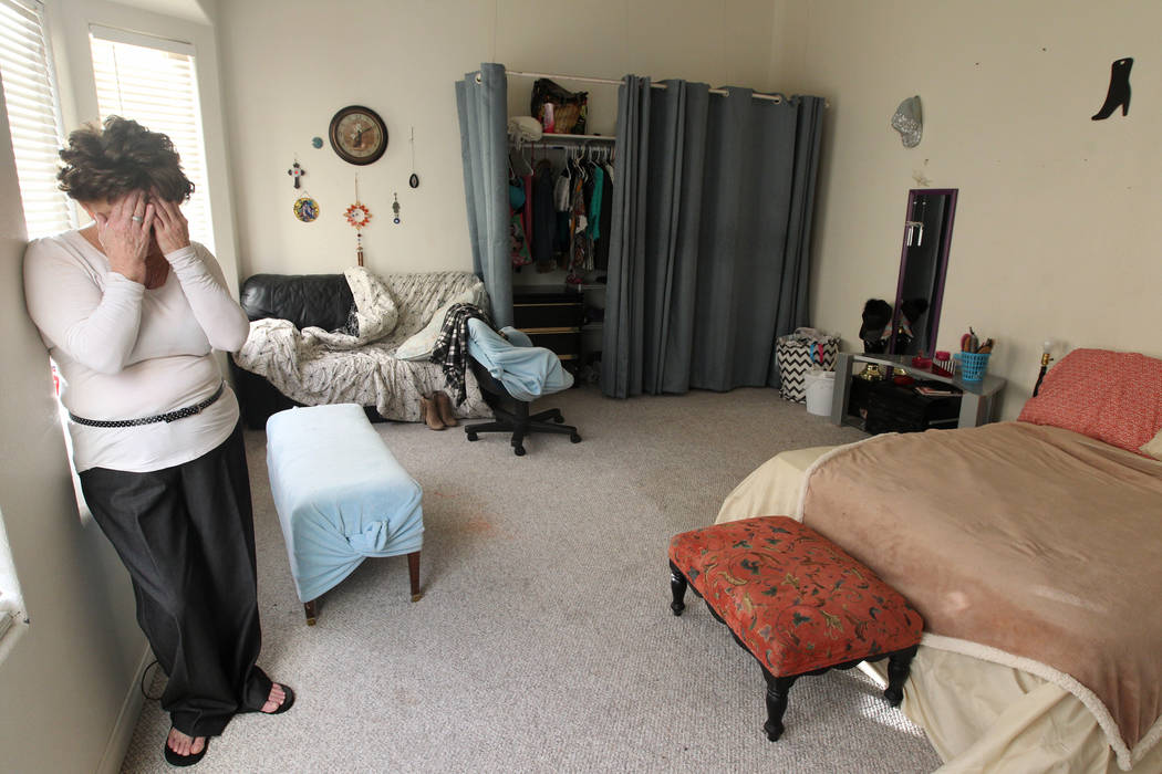 Rita Cutler habla con un reportero en su habitación en 4440 E. St. Louis Ave. en Las Vegas el jueves, 25 de enero de 2018. La casa es parte de un programa estatal de Nevada que paga a los proveed ...