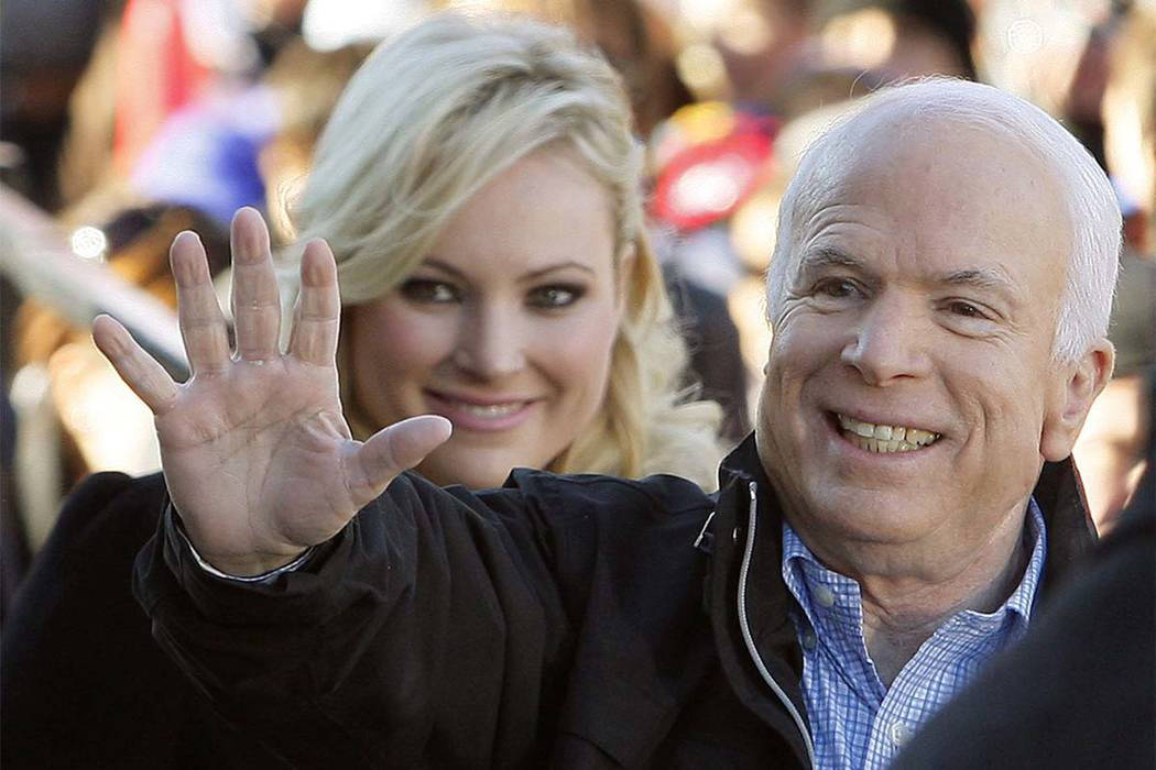 ARCHIVO.- El senador republicano por Arizona, John McCain, junto a su hija Meghan McCain durante un evento de campaña en el 2008. Foto AP.
