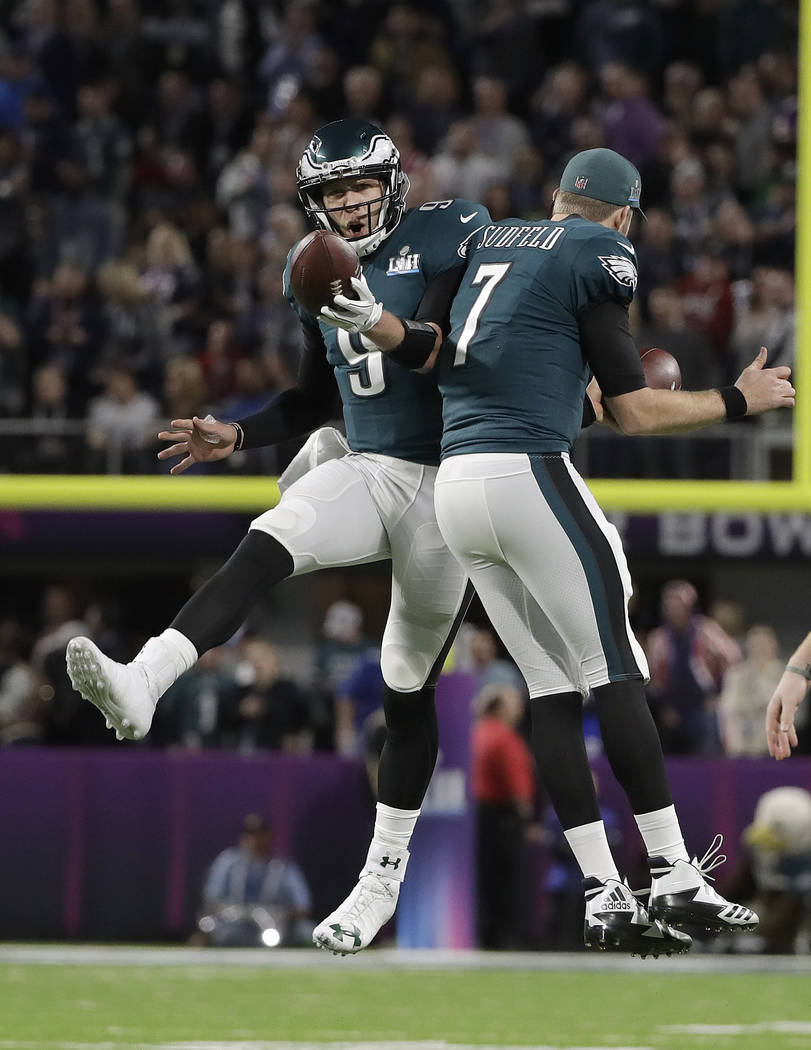 El mariscal de campo de los Philadelphia Eagles, Nick Foles, celebra su atrapada de touchdown con Nate Sudfeld (7) durante la primera mitad del partido de fútbol NFL Super Bowl 52 contra los New  ...
