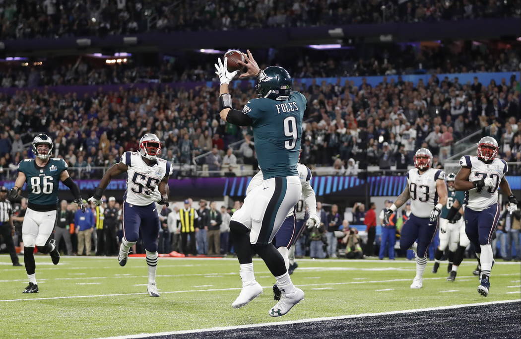 Nick Foles de los Philadelphia Eagles atrapa un pase de touchdown durante la primera mitad del partido de fútbol americano NFL Super Bowl 52 contra los New England Patriots el 4 de febrero de 201 ...