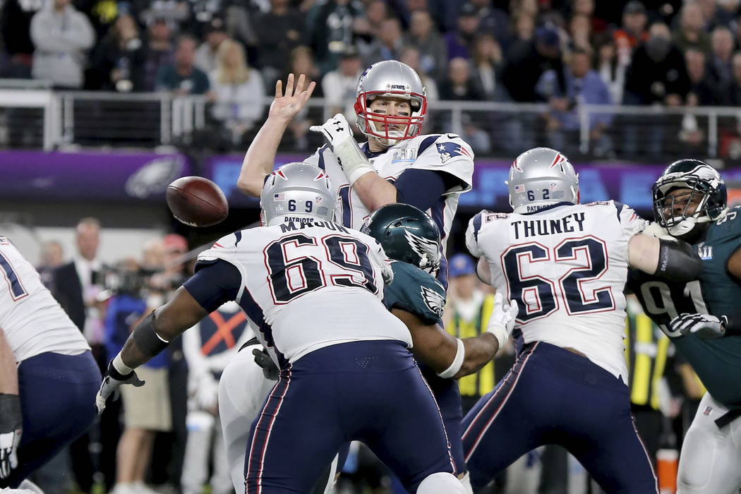 El mariscal de campo de los New England Patriots, Tom Brady, pierde el control luego de ser detenido por Brandon Graham de Philadelphia Eagles en el último cuarto en el Super Bowl 52 el domingo 4 ...
