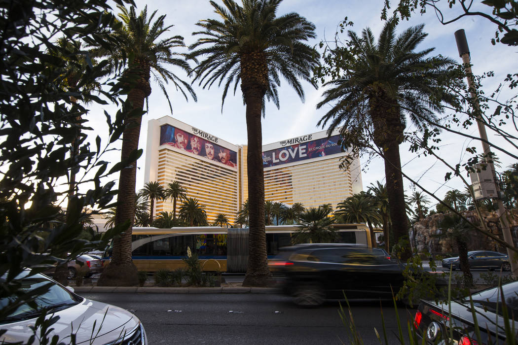 The Mirage mientras el tráfico pasa por Las Vegas Boulevard el sábado 3 de febrero de 2018. Chase Stevens Las Vegas Review-Journal @csstevensphoto