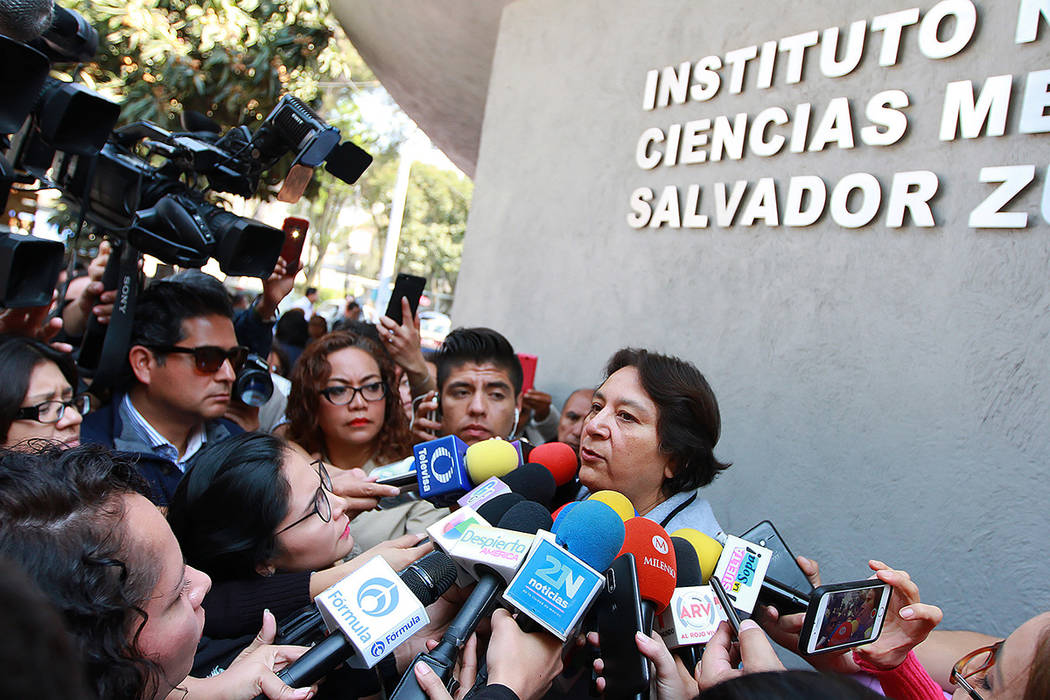 Laura Nuñez, representante de José José, informó a los medios de comunicación que el cantante se encuentra estable, seguirá internado al menos una semana más en el Instituto Nacional de Cie ...