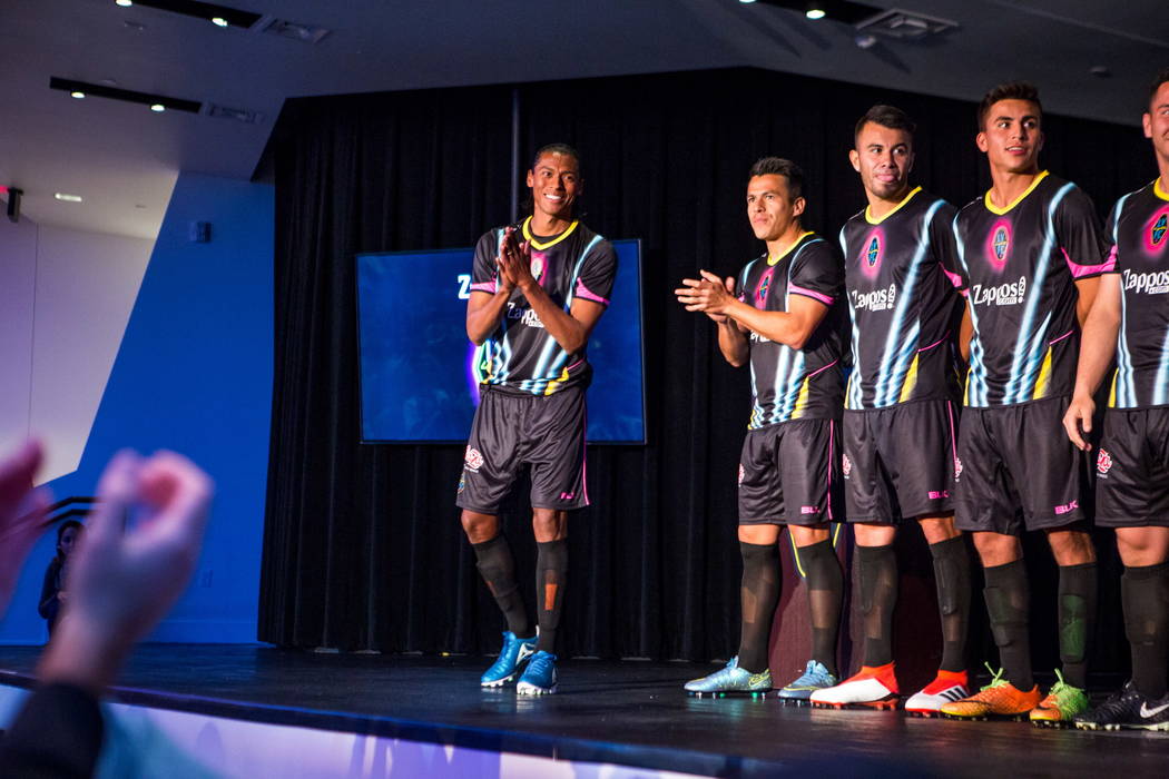 Joel Huiqui hace una aparición junto con otros jugadores durante la presentación de las camisetas para el equipo de fútbol Las Vegas Lights FC en el campus de Zappos Downtown en Las Vegas Boule ...
