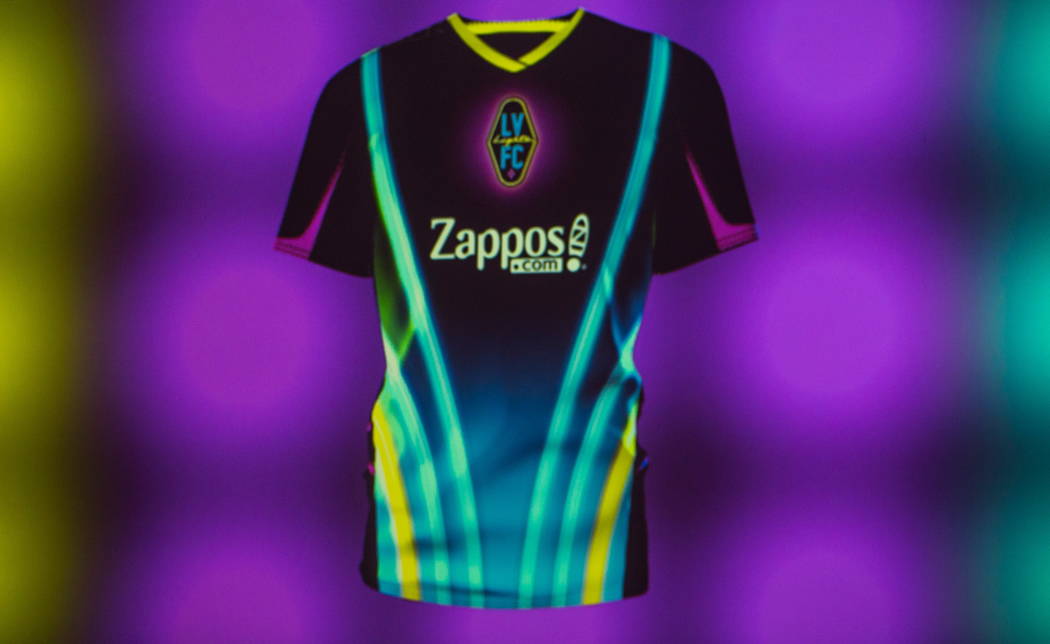 La camiseta para el equipo de fútbol de Las Vegas Lights FC presentada en el evento de revelación de camisetas en el campus de Zappos Downtown en Las Vegas Boulevard el miércoles 7 de febrero d ...