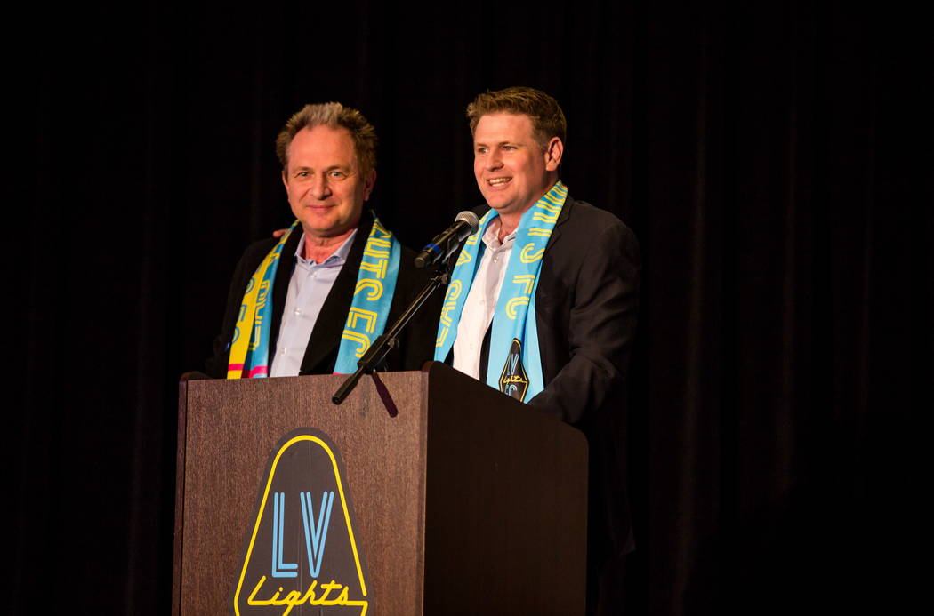 El propietario del equipo de fútbol Las Vegas Lights FC, Brett Lashbrook, presenta al gerente general de Findlay Toyota, John Barr, durante el evento de revelación de camisetas en el campus de Z ...