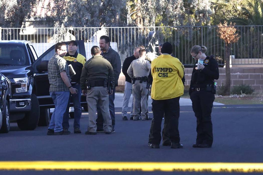 La policía de Las Vegas investiga el homicidio y secuestro en la cuadra 3300 de Robin Nest Court, cerca de la calle Desert Inn y Hualapai Way, el miércoles 7 de febrero de 2018 en Las Vegas. (Bi ...