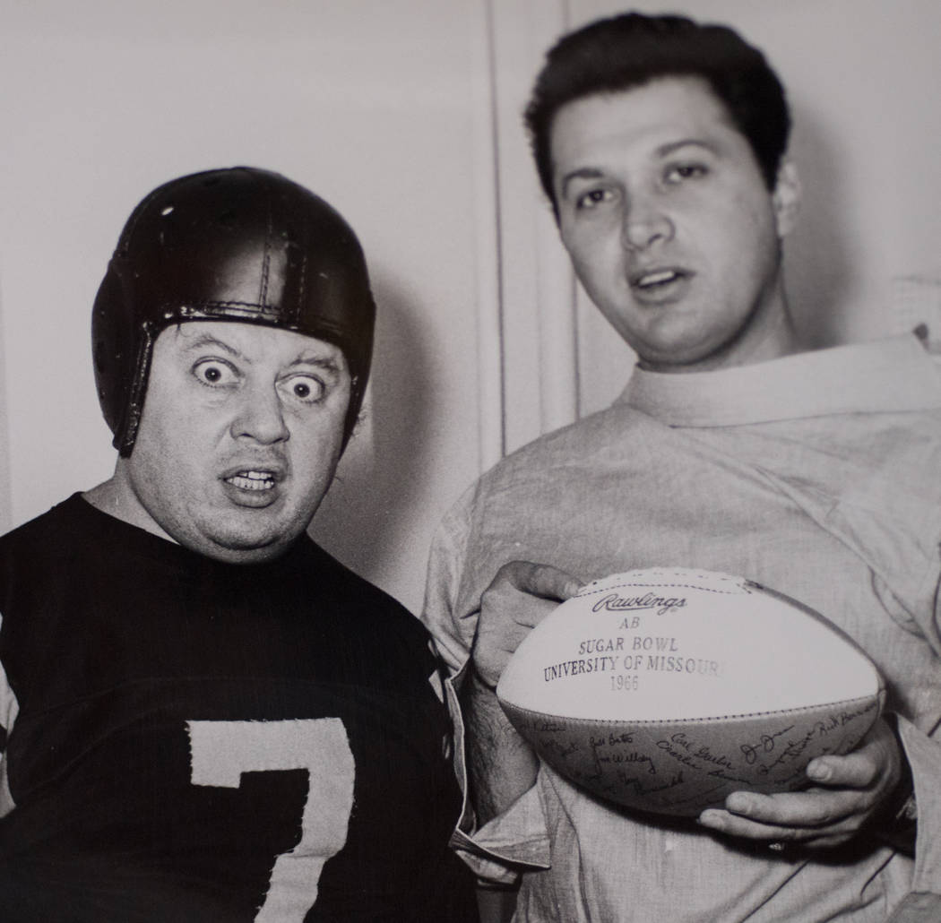 Marty Allen y Steve Rossi se muestran en esta foto de 1966 durante una sesión promocional después de que la Universidad de Missouri ganara el Sugar Bowl. (Tom Donoghue)