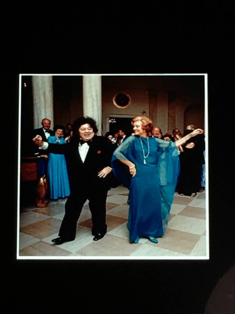 Marty Allen se muestra bailando con la Primera Dama Betty Ford en la Casa Blanca en 1974. (Marty Allen)
