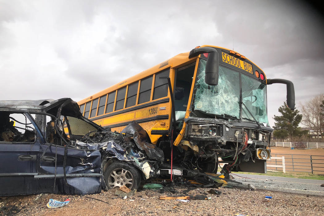 Una minivan azul marino colisionó de frente con un autobús del Distrito Escolar del Condado de Clark en el Valle de Moapa. (Patrulla de Caminos de Nevada)