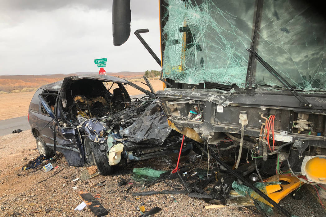 Una minivan azul marino colisionó de frente con un autobús del Distrito Escolar del Condado de Clark en el Valle de Moapa. (Patrulla de Caminos de Nevada)