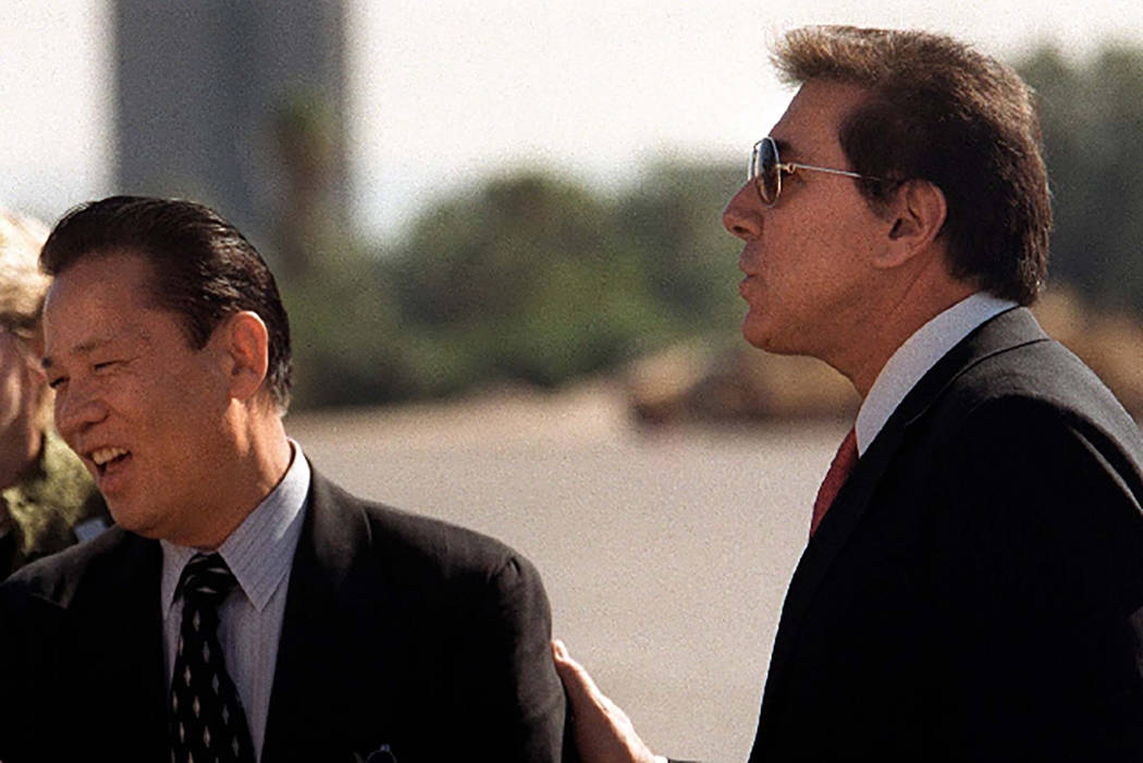 Kazuo Okada, a la izquierda, y Steve Wynn en el año 2002 (Las Vegas Review-Journal archivo)