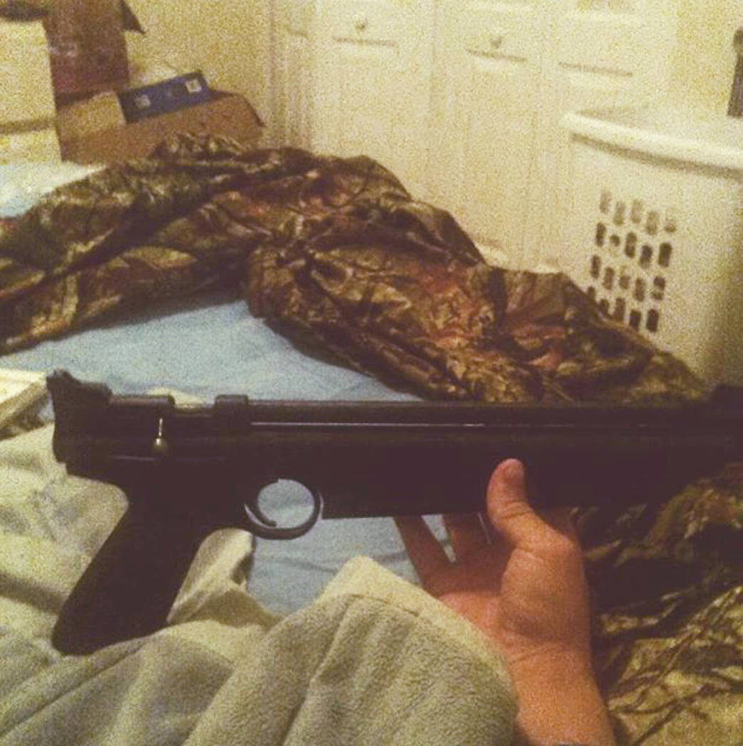 Esta foto publicada en la cuenta de Instagram de Nikolas Cruz muestra armas que yacen en una cama. Cruz fue acusado de 17 cargos de asesinato premeditado el jueves 15 de febrero de 2018, el día d ...