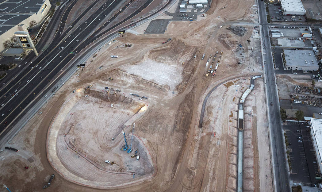 La construcción continúa en el sitio del estadio de fútbol Raiders de la NFL el lunes 12 de febrero de 2018. Richard Brian Las Vegas Review-Journal @vegasphotograph