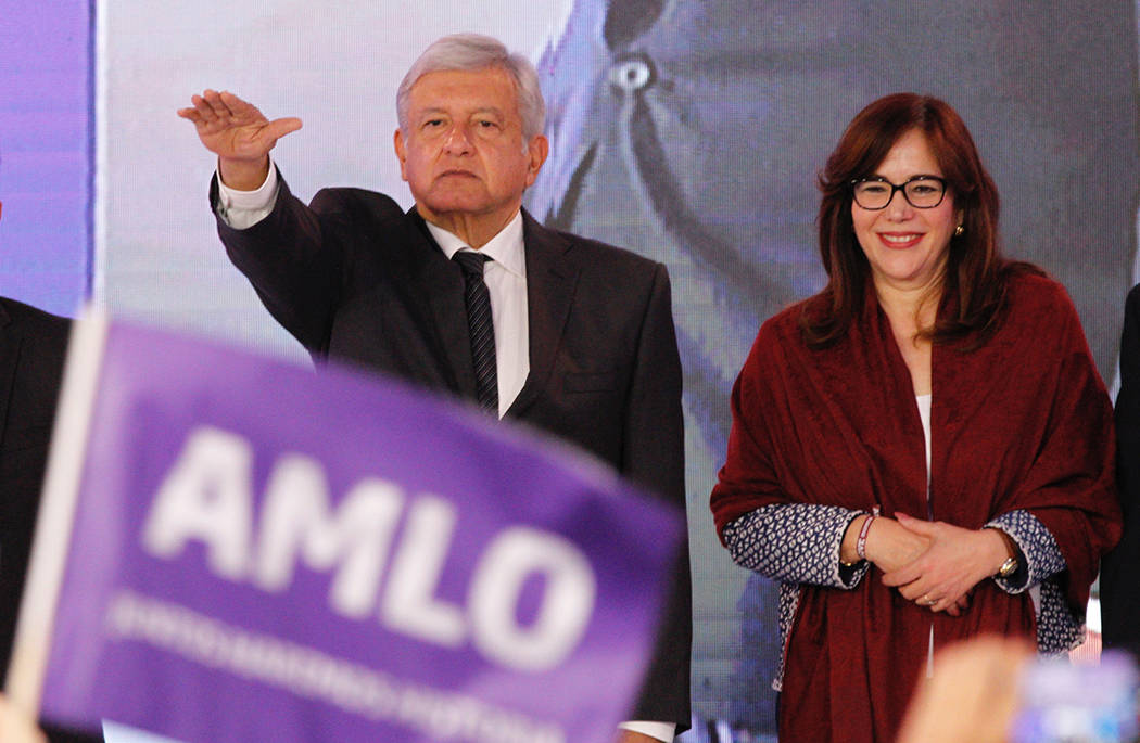 Durante la toma de protesta como candidato de Encuentro Social a la Presidencia de la República, 
Andrés Manuel López Obrador convocó a redactar una “Constitución Moral”, bajo el principi ...