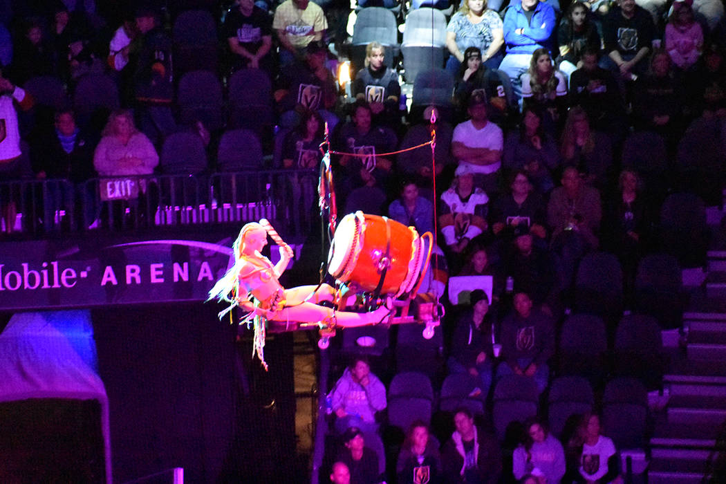 En uno de los intermedios, artistas del Cirque Du Solei presentaron su espectáculo. 17 de febrero de 2018 en T-Mobile Arena de Las Vegas. Foto Anthony Avellaneda / El Tiempo.