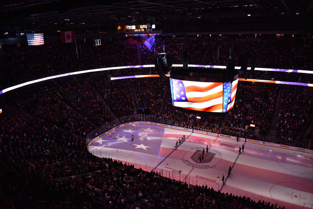 Los himnos nacionales de Canadá y EE.UU. fueron cantados a capela por los aficionados. 15 de febrero de 2018 en T-Mobile Arena. Foto Anthony Avellaneda / El Tiempo.