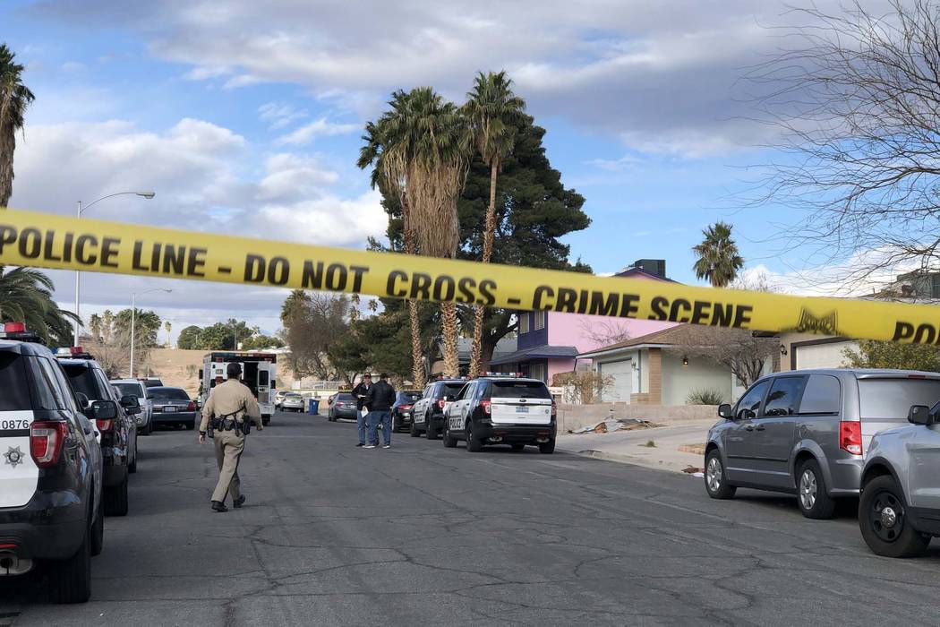 La policía de Las Vegas investiga dónde fue encontrado un hombre muerto a tiros en 4323 Del Santos Drive en el este de Las Vegas el lunes 19 de febrero de 2018. Es el segundo tiroteo fatal en es ...