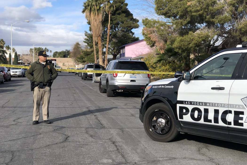 La policía de Las Vegas investiga dónde fue encontrado un hombre muerto a tiros en 4323 Del Santos Drive en el este de Las Vegas el lunes 19 de febrero de 2018. Es el segundo tiroteo fatal en es ...