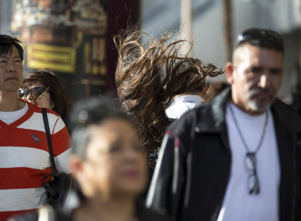 Una ráfaga de viento sopla el cabello de una mujer en el Strip de Las Vegas el domingo 18 de febrero de 2018. Richard Brian Las Vegas Review-Journal @vegasphotograph