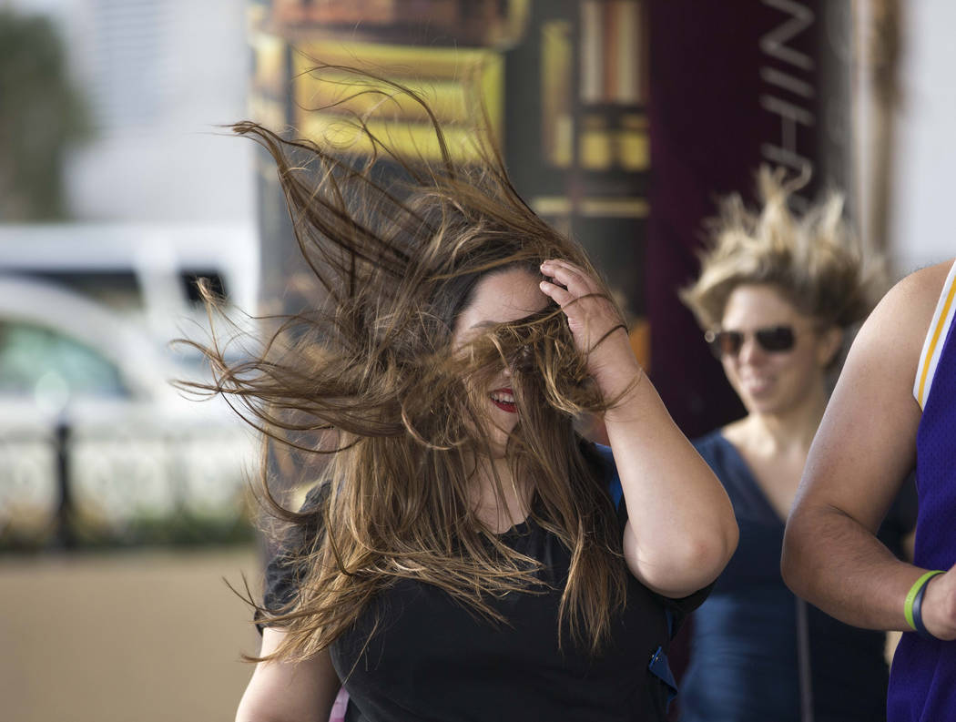 Una ráfaga de viento sopla el cabello de una mujer en el Strip de Las Vegas el domingo 18 de febrero de 2018. Richard Brian Las Vegas Review-Journal @vegasphotograph
