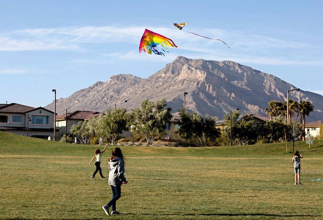Los niños vuelan cometas en el Parque Fox Hill en Las Vegas, el domingo 18 de febrero de 2018. Las Vegas Review-Journal, Chitose Suzuki Las Vegas @chitosephoto