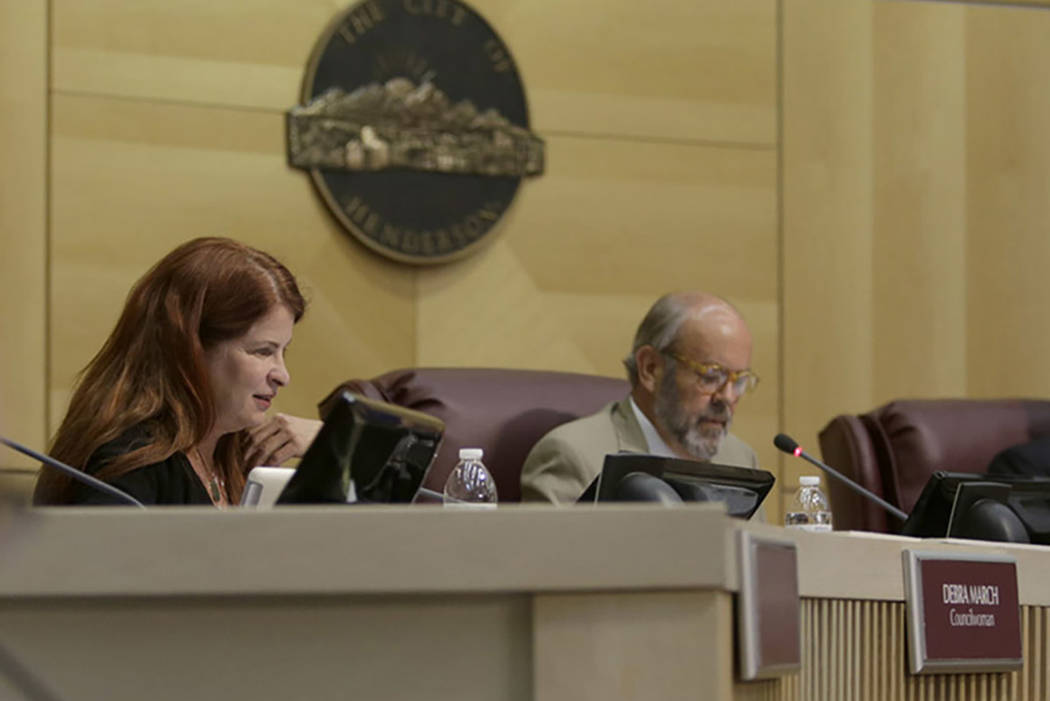 La alcaldesa de Henderson, Debra March, a la izquierda, y el concejal del Consejo Municipal Ward III John Marz son vistos durante una reunión de 2017. (Las Vegas Review-Journal)