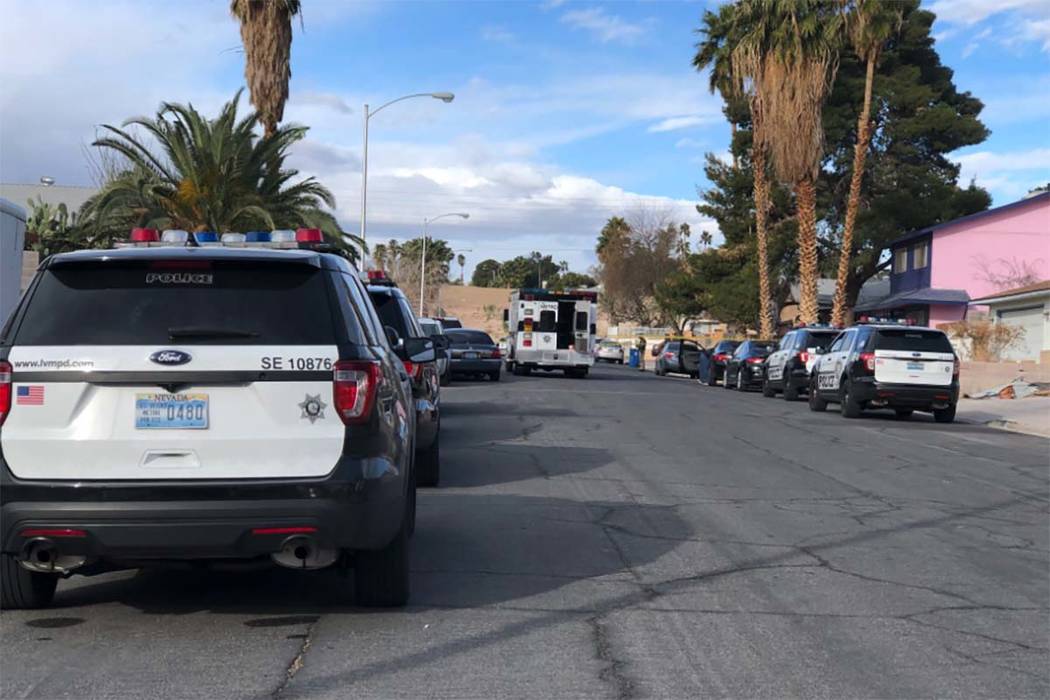 La policía de Las Vegas investiga donde fue encontrado un hombre ultimado a tiros en 4323 Del Santos Drive en el este de Las Vegas el lunes 19 de febrero de 2018. Fue el segundo tiroteo extremo e ...