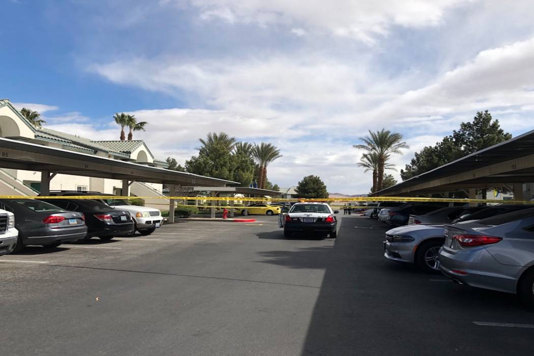 La policía de Las Vegas investiga un cadáver encontrado en un automóvil en el valle sur. (Briana Erickson / Las Vegas Review-Journal)