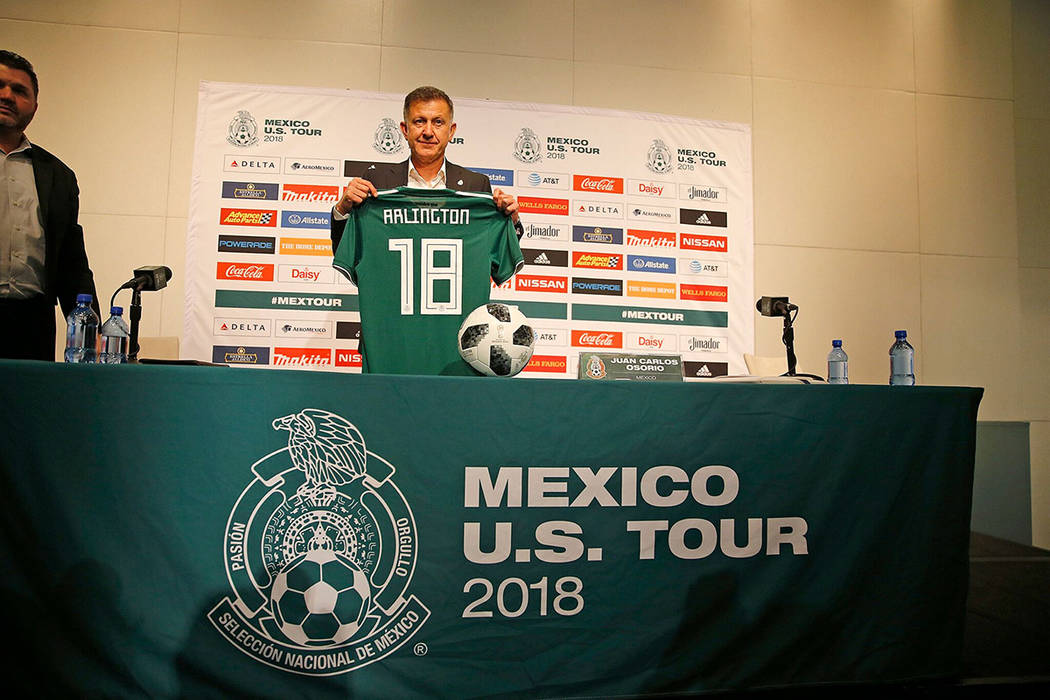 El director técnico de la selección mexicana de fútbol, Juan Carlos Osorio, presentó una camiseta conmemorativa en la cual se muestra el nombre de Arlington, como parte de su gira por Estados  ...