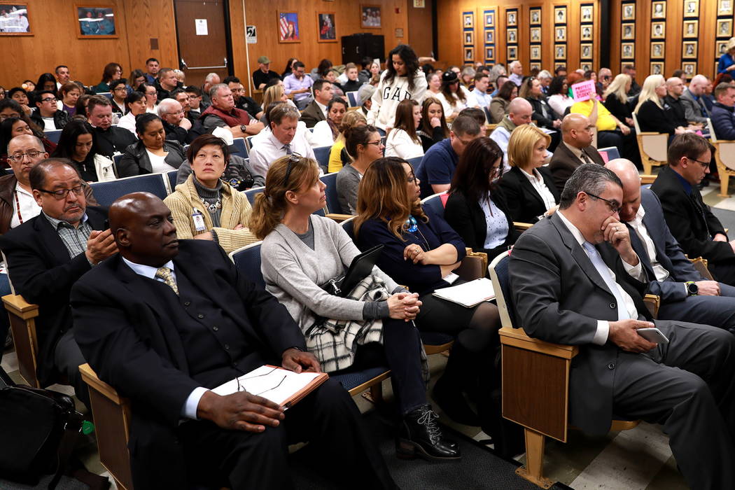 Las multitudes llenan la sala durante una reunión de la Junta Escolar del Condado de Clark, que culminó con una política polémica de diversidad de género de la agenda, en el edificio Edward G ...