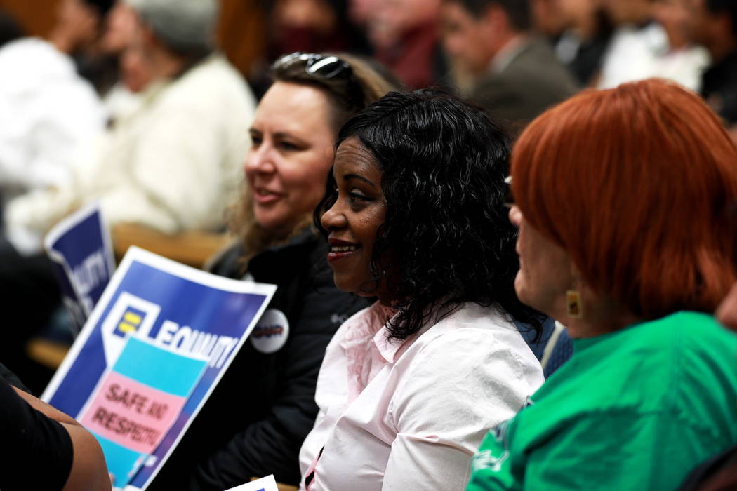 Sholanda Henry, en el centro, asiste a la reunión del Consejo Escolar del Condado de Clark, que culminó con una política polémica de diversidad de género de la agenda, en el edificio Edward G ...