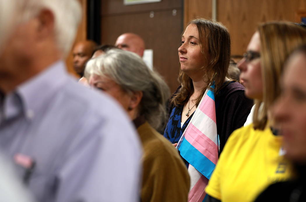 Alethea Nelson asiste a la reunión de la Junta Escolar del Condado de Clark, que culminó con una política polémica de diversidad de género de la agenda, en el edificio Edward Greer en Flaming ...