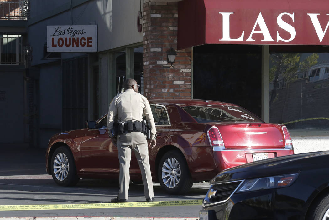 La policía de Las Vegas investiga un tiroteo en el Lounge Las Vegas, 900 E. Avenida Karen, el viernes 23 de febrero de 2018 en Las Vegas. Bizuayehu Tesfaye / Las Vegas Review-Journal @bizutesfaye