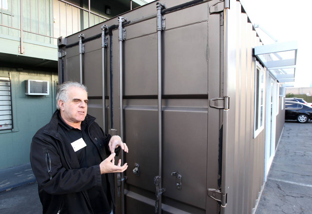 Arnold Stalk, fundador del Poblado de Veteranos (Veterans Village), muestra un pequeño prototipo casero hecho con un contenedor de carga en Veterans Village Las Vegas el jueves 22 de febrero de 2 ...