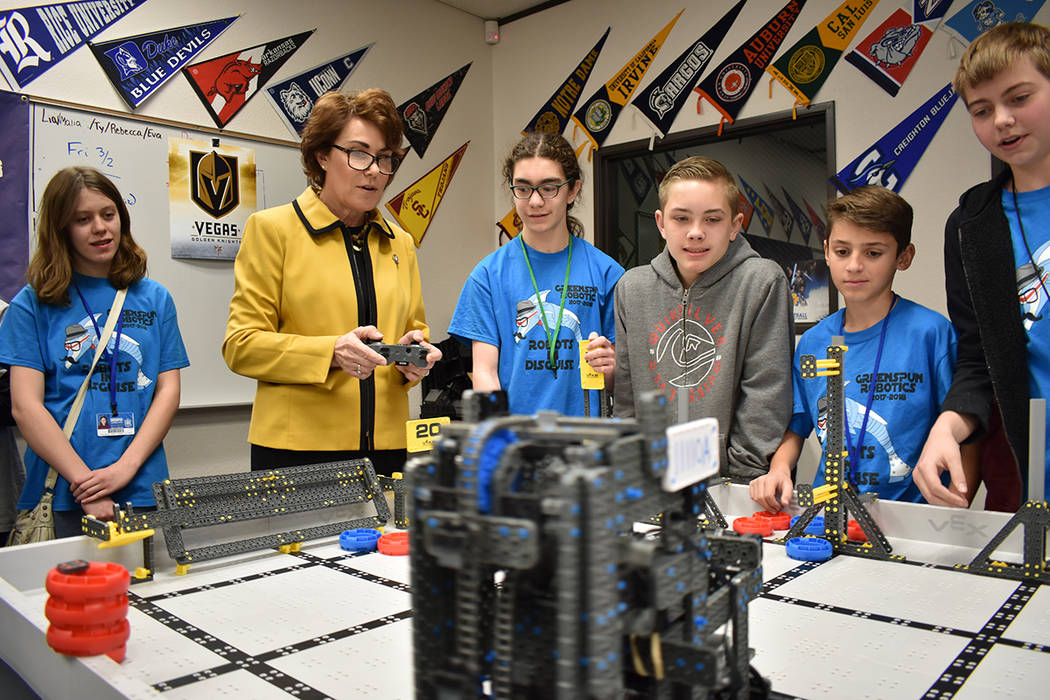 La congresista Jacky Rosen requirió la ayuda de los estudiantes para manejar uno de los robots creados en clase. Viernes 23 de febrero en escuela Greenspun. Foto Anthony Avellaneda / El Tiempo.