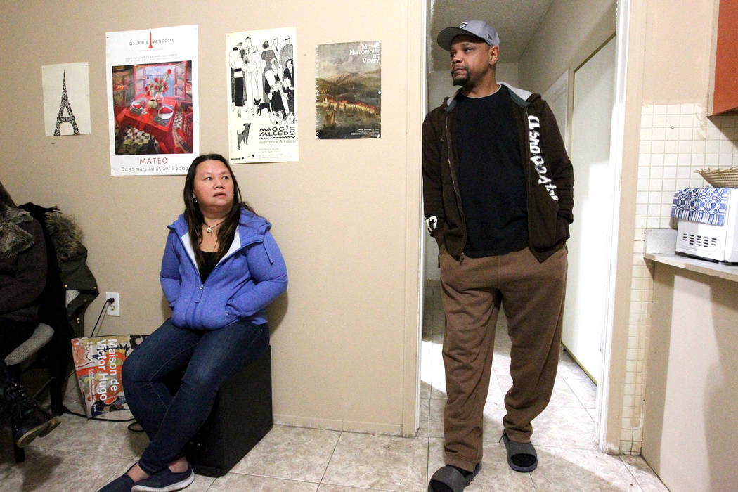 Treva Lee, izquierda, y Jersharo Amey hablan con un reportero el 19 de febrero de 2018 en una casa de "vida independiente" de Las Vegas donde viven. Encontraron a Rayshauna Roy muerta en su habita ...