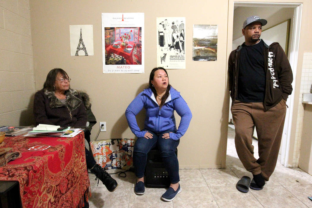Treva Lee, izquierda, y Jersharo Amey hablan con un reportero el 19 de febrero de 2018 en una casa de "vida independiente" de Las Vegas donde viven. Encontraron a Rayshauna Roy muerta en su habita ...