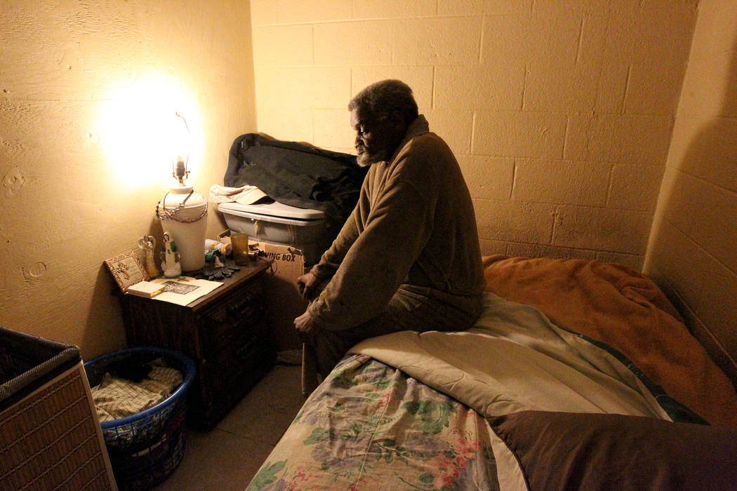 James Madison en su habitación en su casa de Las Vegas el 19 de febrero de 2018. Madison fue ubicado en la casa-hogar grupal sin licencia para personas con enfermedades mentales por Eileen Lee. K ...